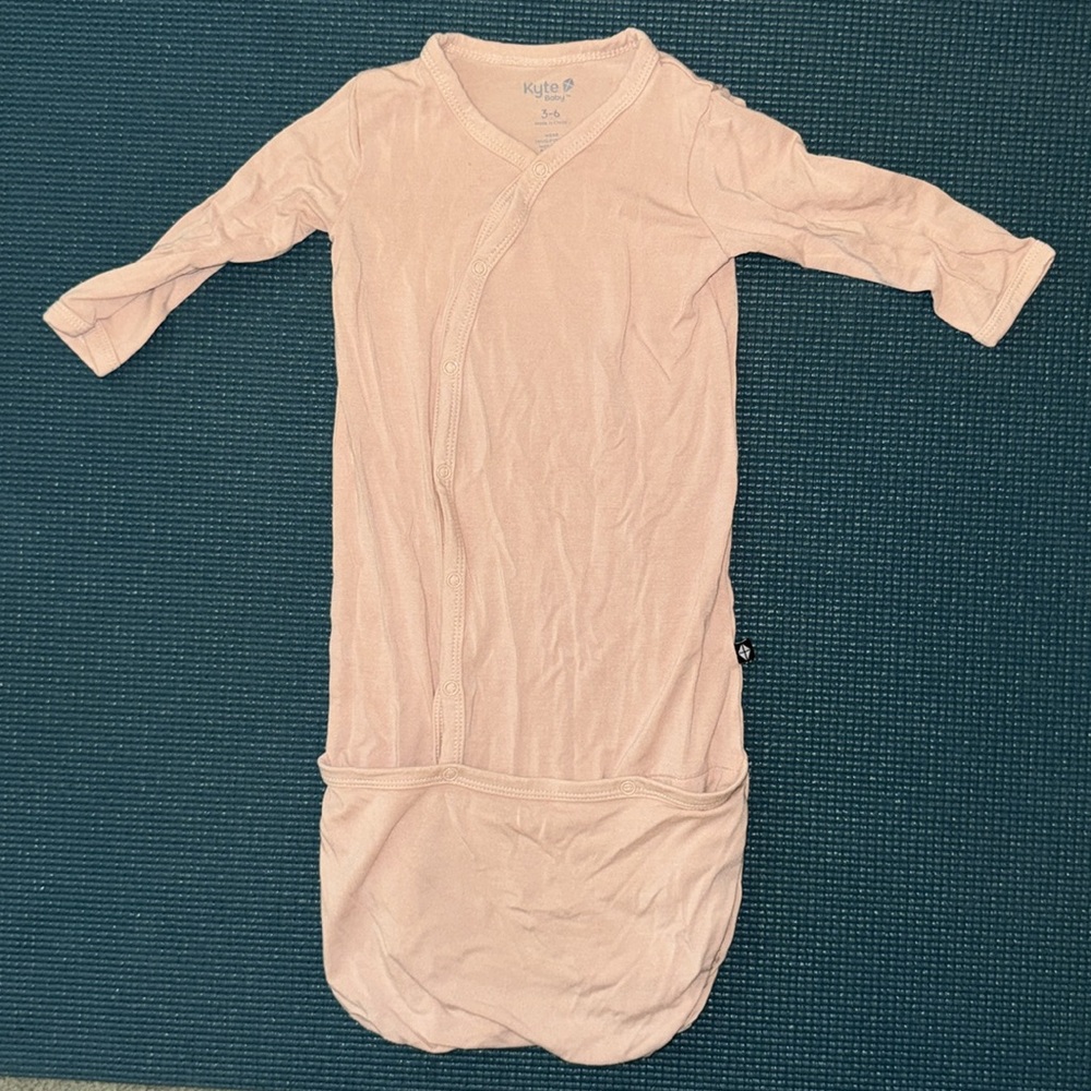 Kyte Baby Bamboo Bundler Sleeper Gown in Porcelain / Nude, 3-6 months